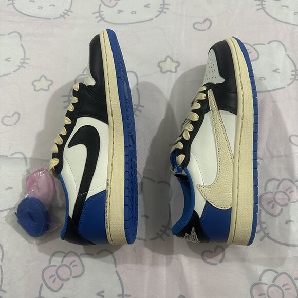 Nike Inverted Logo Low-Top Sneakers - Picture 5 of 6